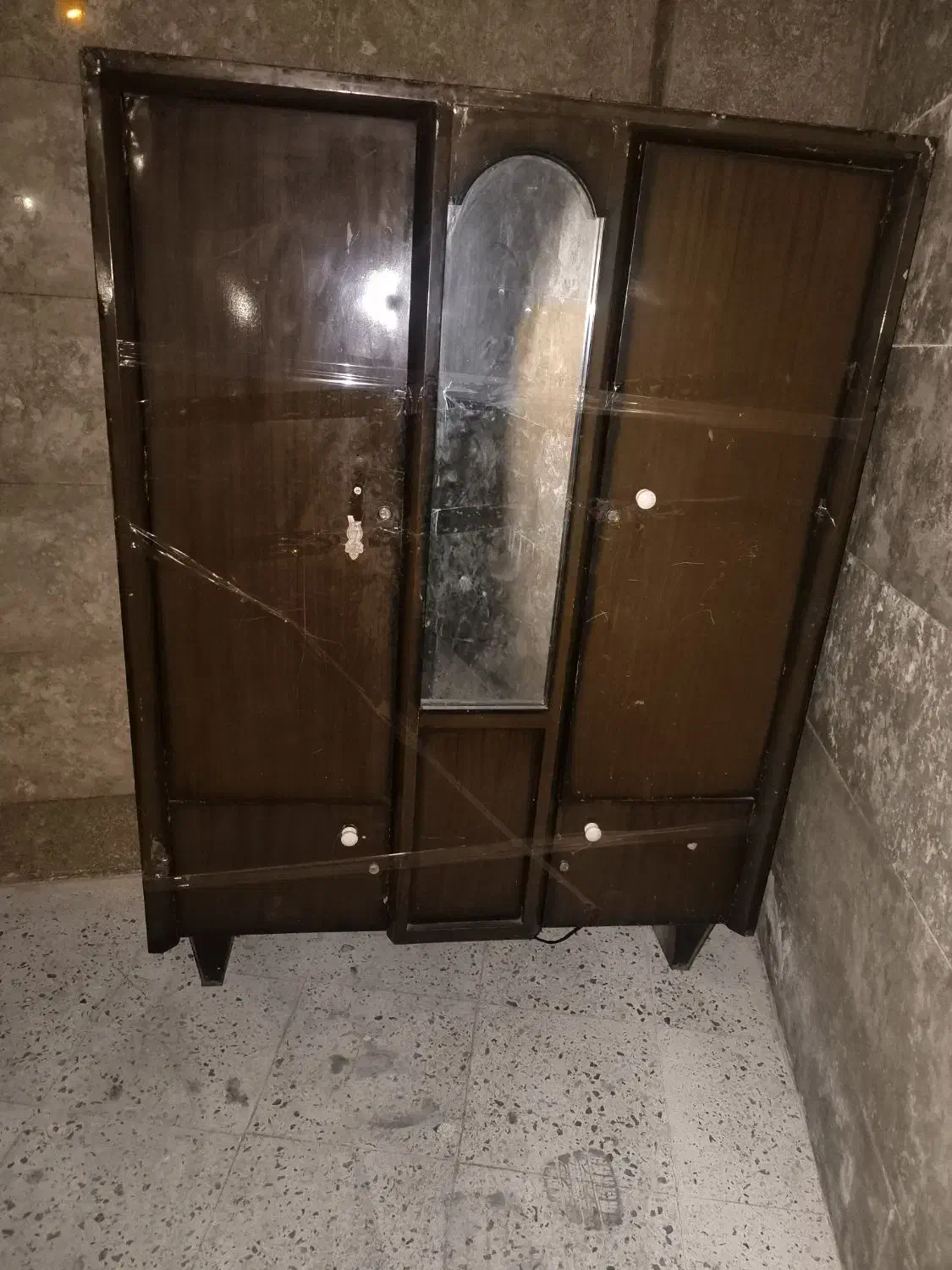 کمد آهنی|جاکفشی، کمد، دراور|شیراز, کوشک میدان|دیوار