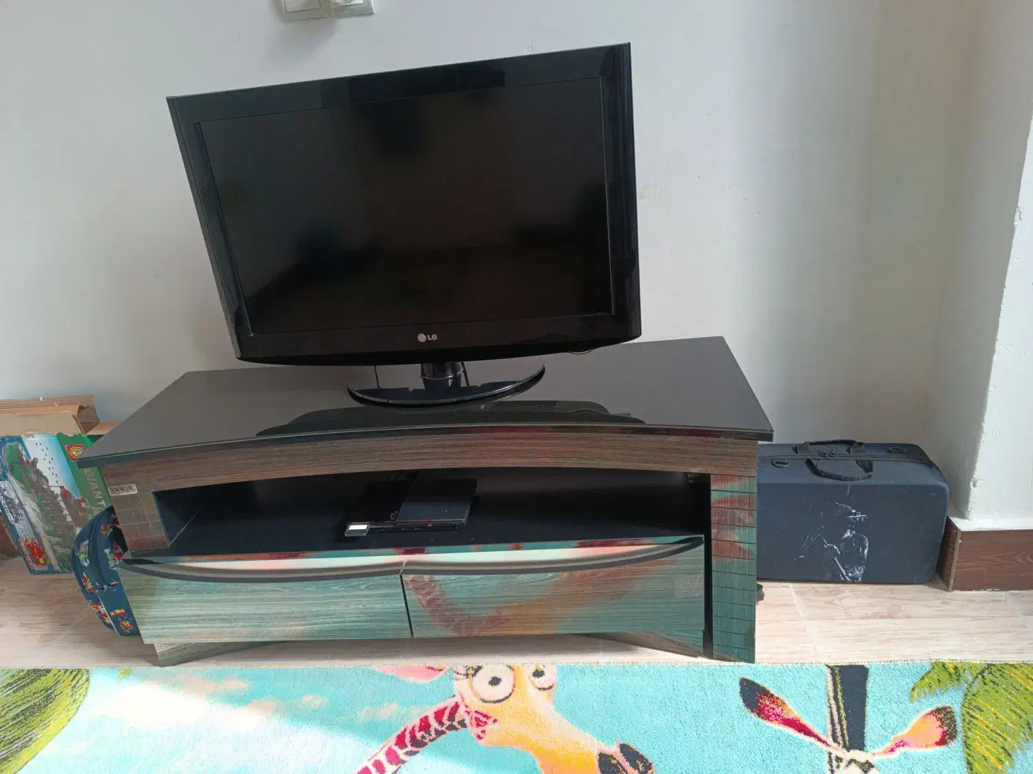 تلویزیون و میز و پلی استیشن ۲|تلویزیون و پروژکتور|خرم‌آباد, |دیوار