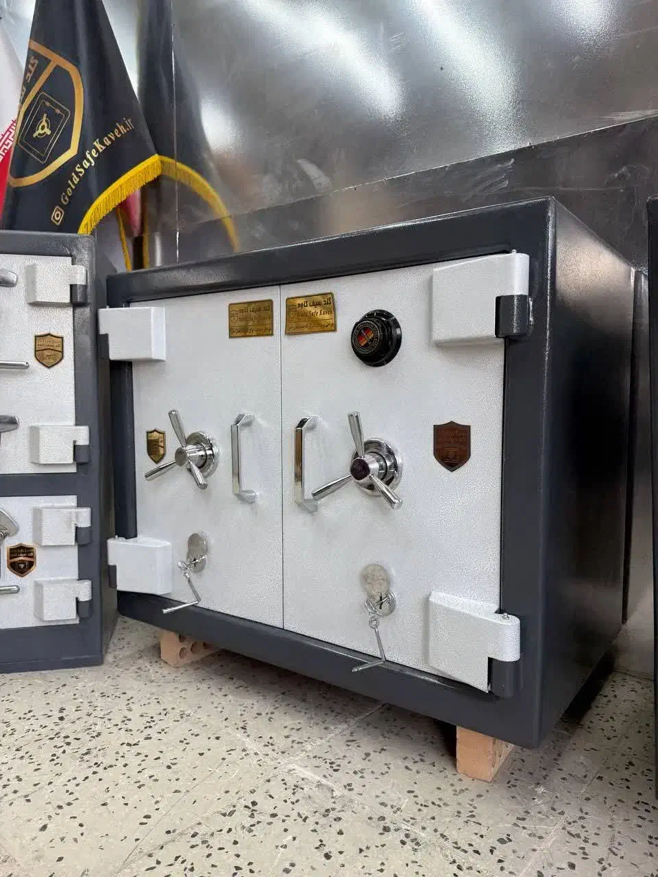 گاوصندوق زیرویترینی moin2020 نگین الماس|ابزارآلات|بروجرد, |دیوار