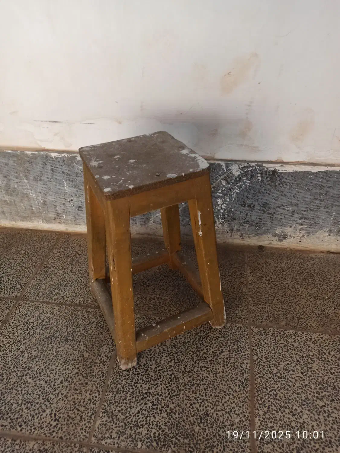 چهار پایه چوبی|صندلی و نیمکت|همدان, |دیوار