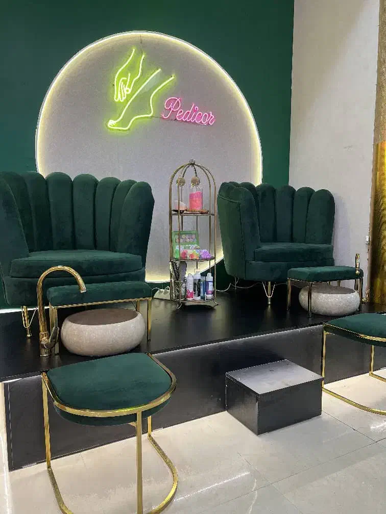 آرایشگر ماهر در دو شیفت صبح و عصر|استخدام درمانی، زیبایی، بهداشتی|مشهد, سلام|دیوار