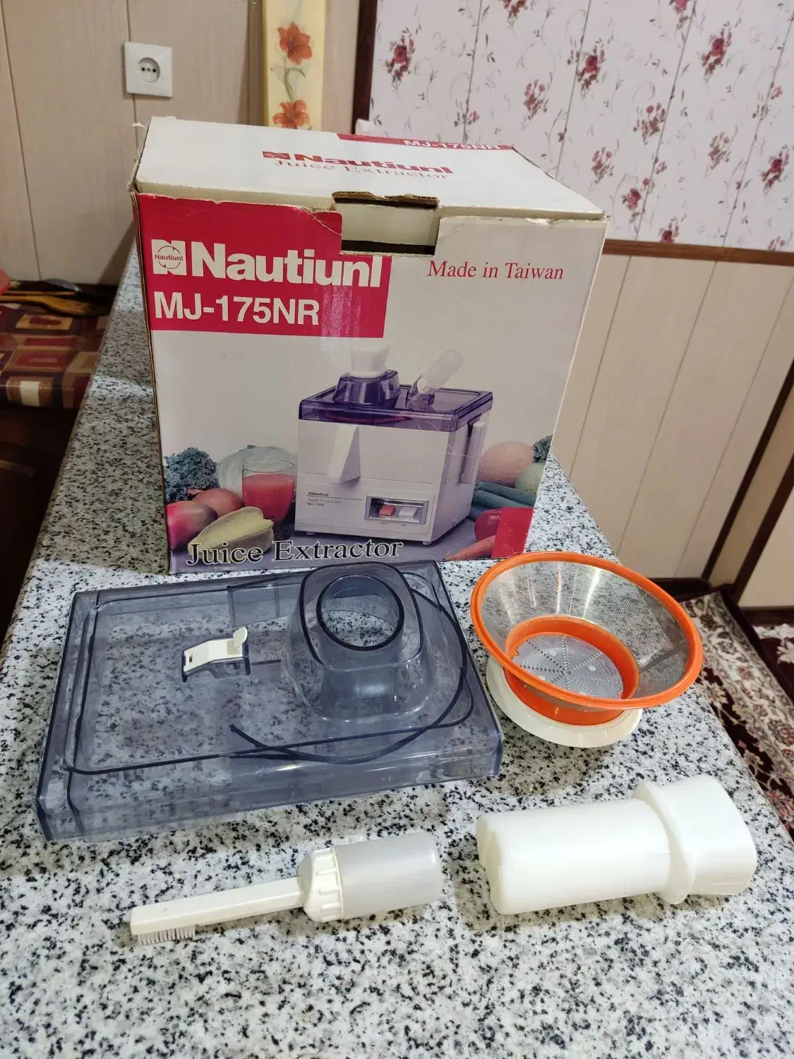 آبمیوه‌گیریMJ-175NRقطعات سالم، موتور نیاز به تعمیر|آبمیوه‌گیر و آب‌مرکبات‌گیر|بافق, |دیوار