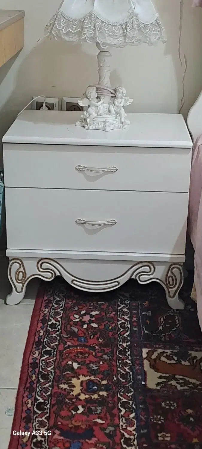 تخت و کمد و پاتختی کنار تخت|تخت و سرویس خواب|شهریار, شهریار|دیوار