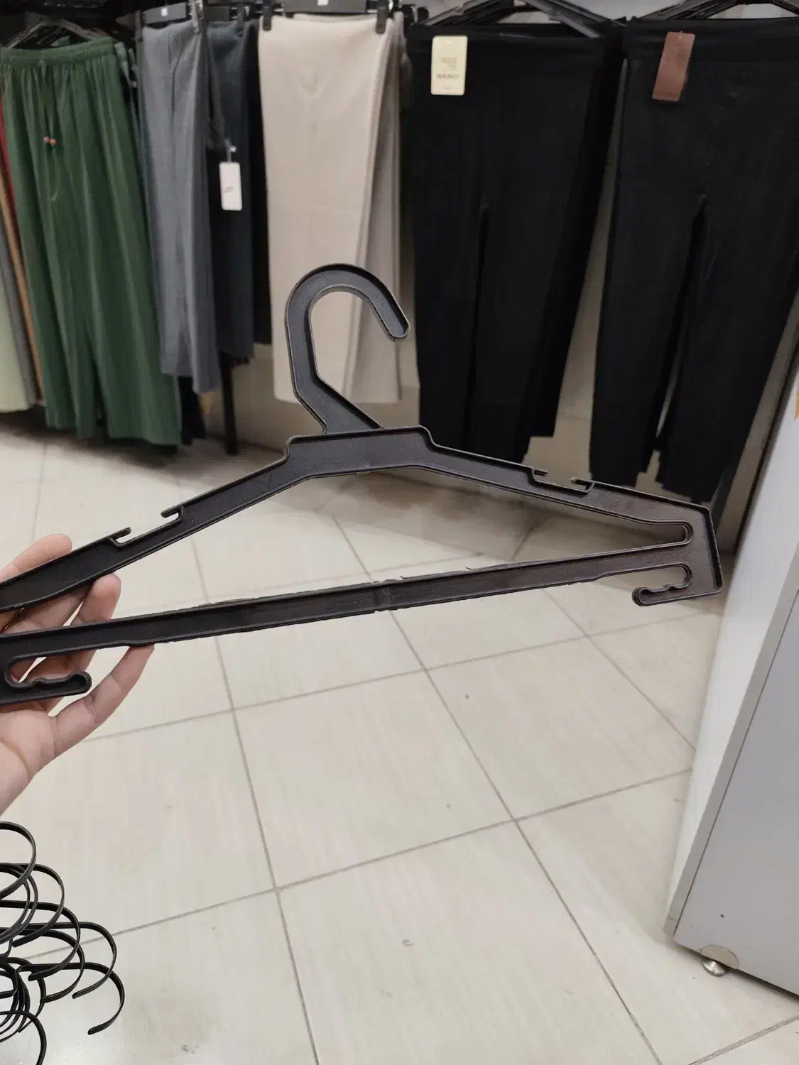 تعدادی چوب کار|بندرخت و رخت‌آویز|قدس, شهر‌قدس|دیوار