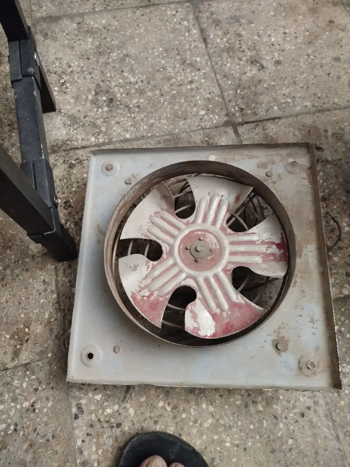 هواکش قدیمی و کم کارکرده|پنکه و تصفیه‌کنندهٔ هوا|خمینی‌شهر, |دیوار