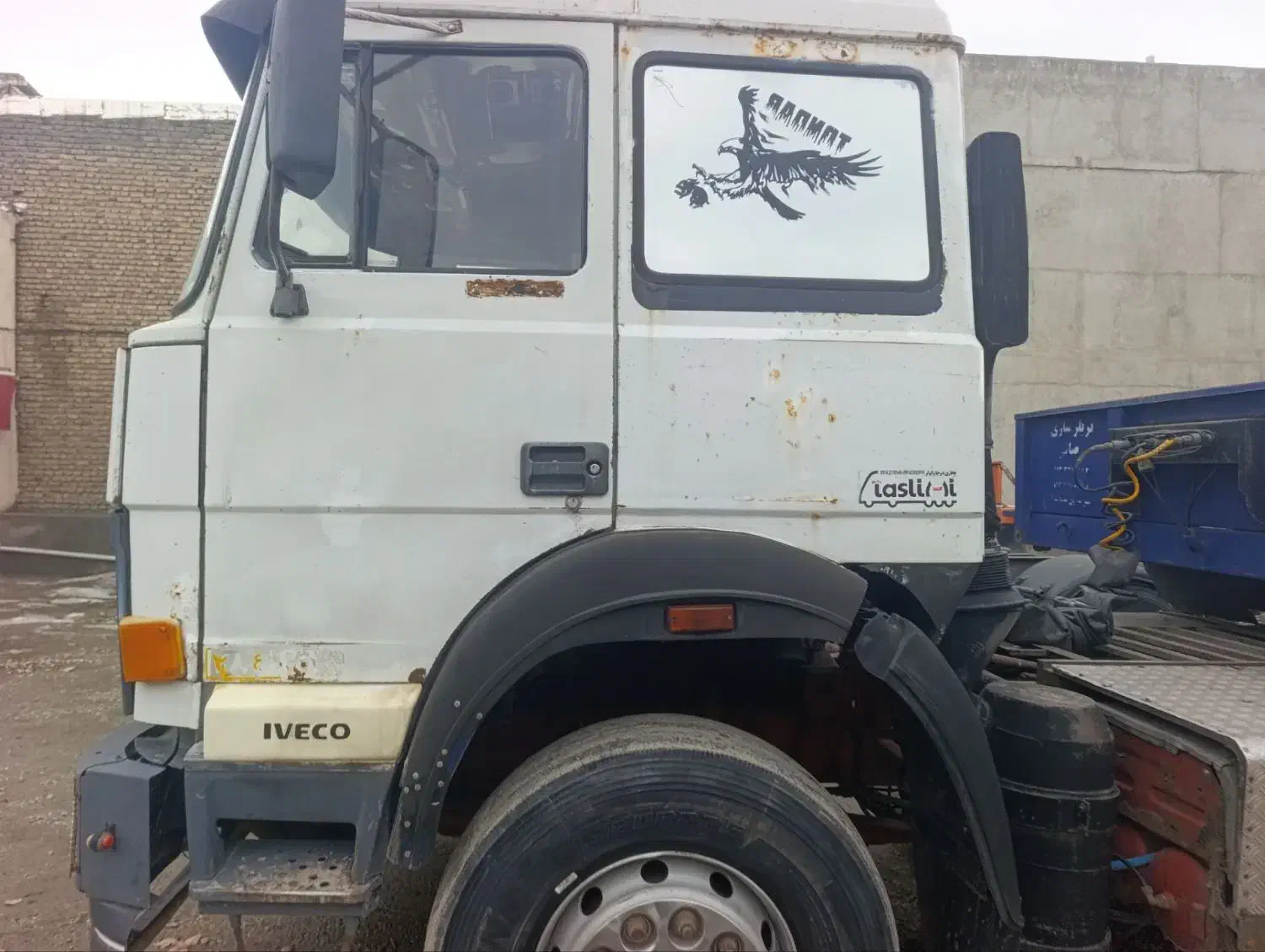 ایویکو ۳۳۰ کشنده تریلی|خودرو سنگین|میانه, |دیوار