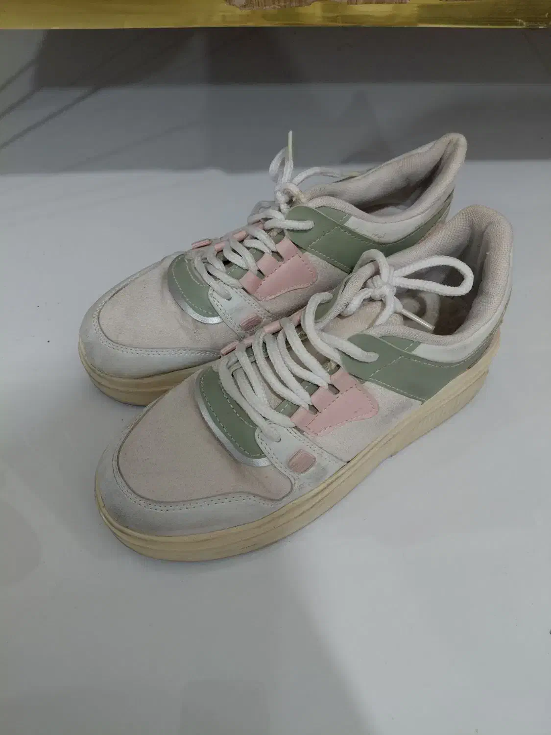 کفش نو|کیف، کفش، کمربند|تربت جام, میان جام|دیوار