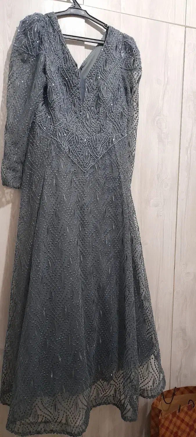 لباس مجلسی|لباس|اقبالیه, |دیوار