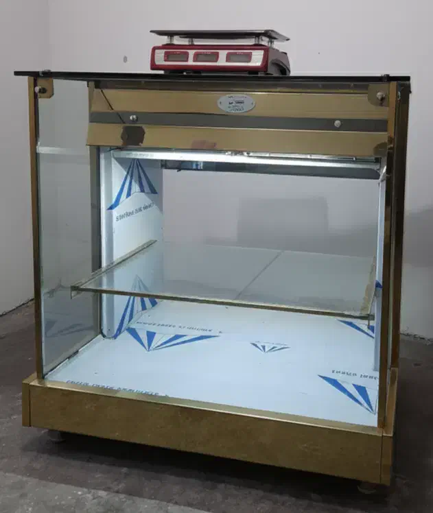 میز ویترینی(مناسب ترازو)|فروشگاه و مغازه|لاهیجان, شیشه گران|دیوار