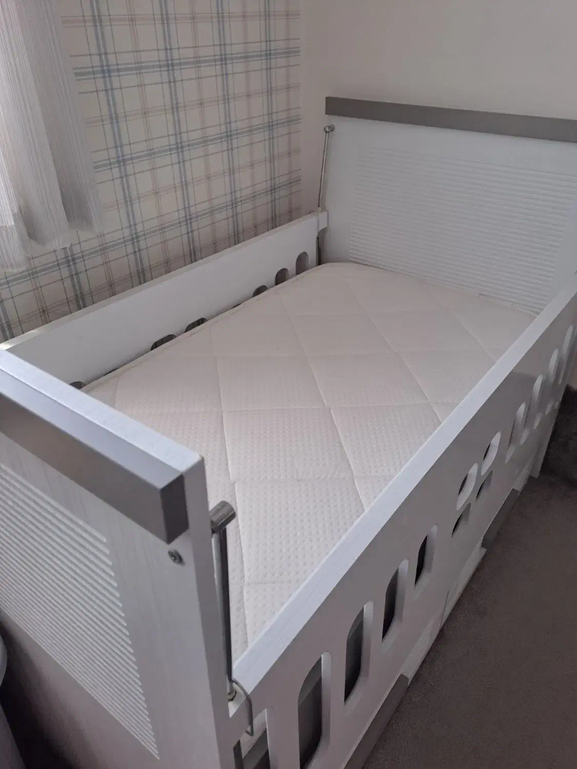 تخت و تشک کودک در حد نو|تخت و سرویس خواب|اندیشه, اندیشه فاز ۳|دیوار