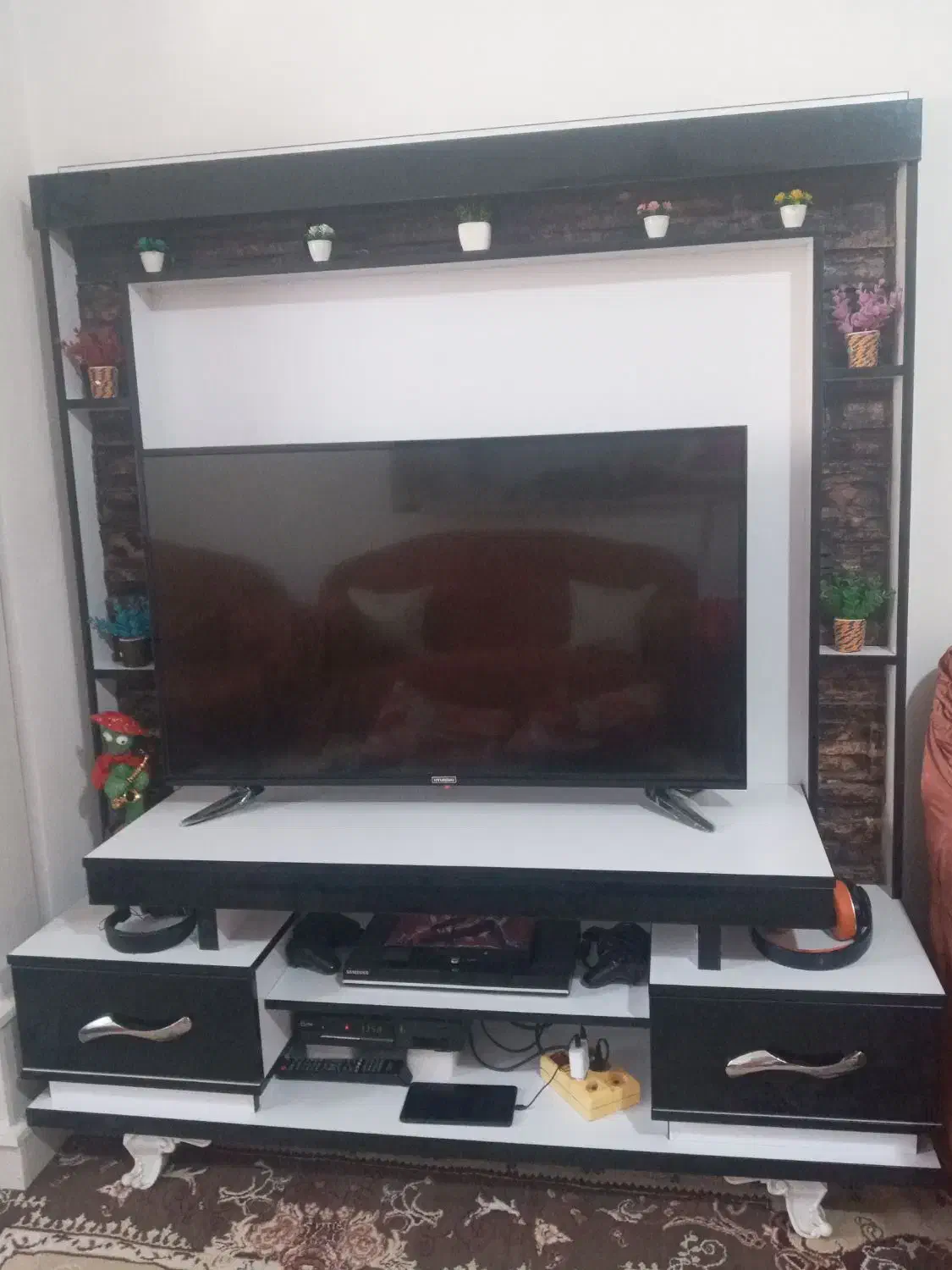 تلوزیون هیوندا ۴۳اینچ به همراه میزتلوزیون|تلویزیون و پروژکتور|قائم‌شهر, |دیوار