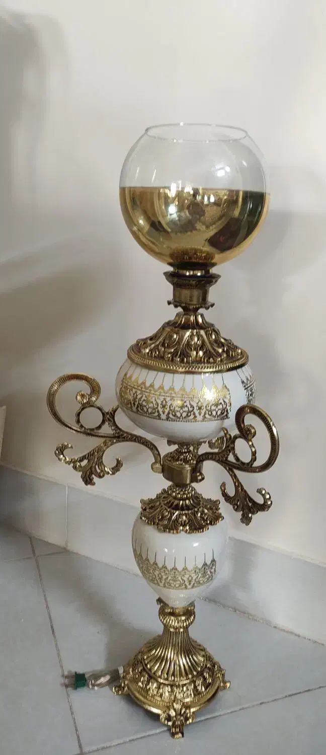 ایاژور کنار سالنی|چراغ خواب و آباژور|تربتحیدریه, کاشانی|دیوار