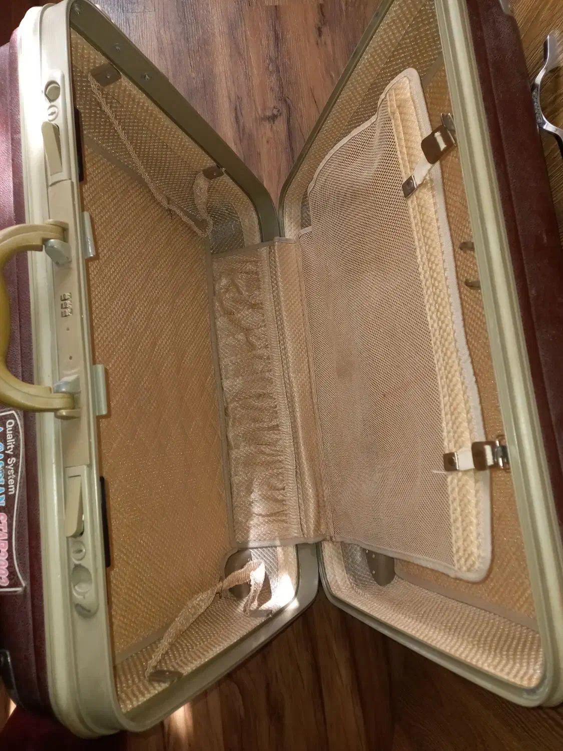 چمدان سالم بزرگ در حد نو طول ۷۰cm|کیف، کفش، کمربند|رشت, رشتیان|دیوار