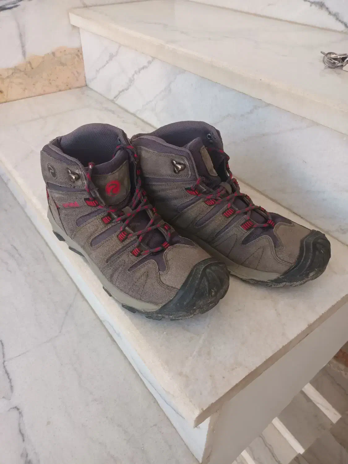 پوتین|کیف، کفش، کمربند|قروه, |دیوار