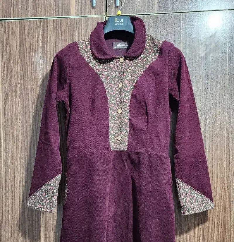 پیراهن مخمل کبریتی|لباس|رشت, سعدی (تختی)|دیوار