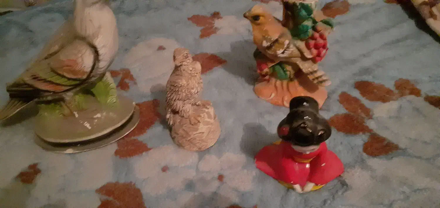 تعدادی مجسمه و دو عدد رادیو قدیمی کلکسیونی|کلکسیون اشیاء عتیقه|اصفهان, باغ دریاچه|دیوار