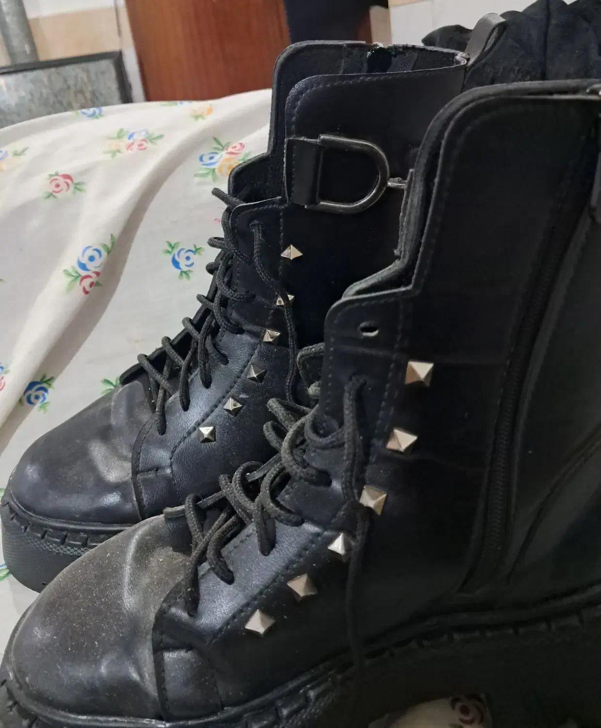 پوتین|کیف، کفش، کمربند|کردکوی, |دیوار