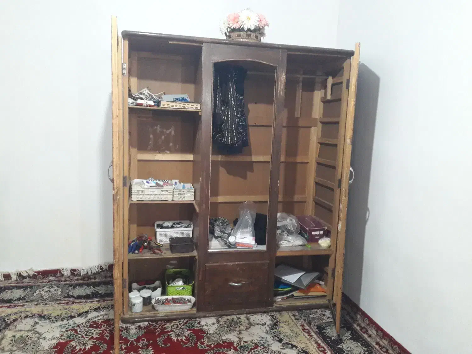 کمد عتیقه قدمت دار محکم. با آینه تحویل میدم|جاکفشی، کمد، دراور|کرج, پیشاهنگی|دیوار