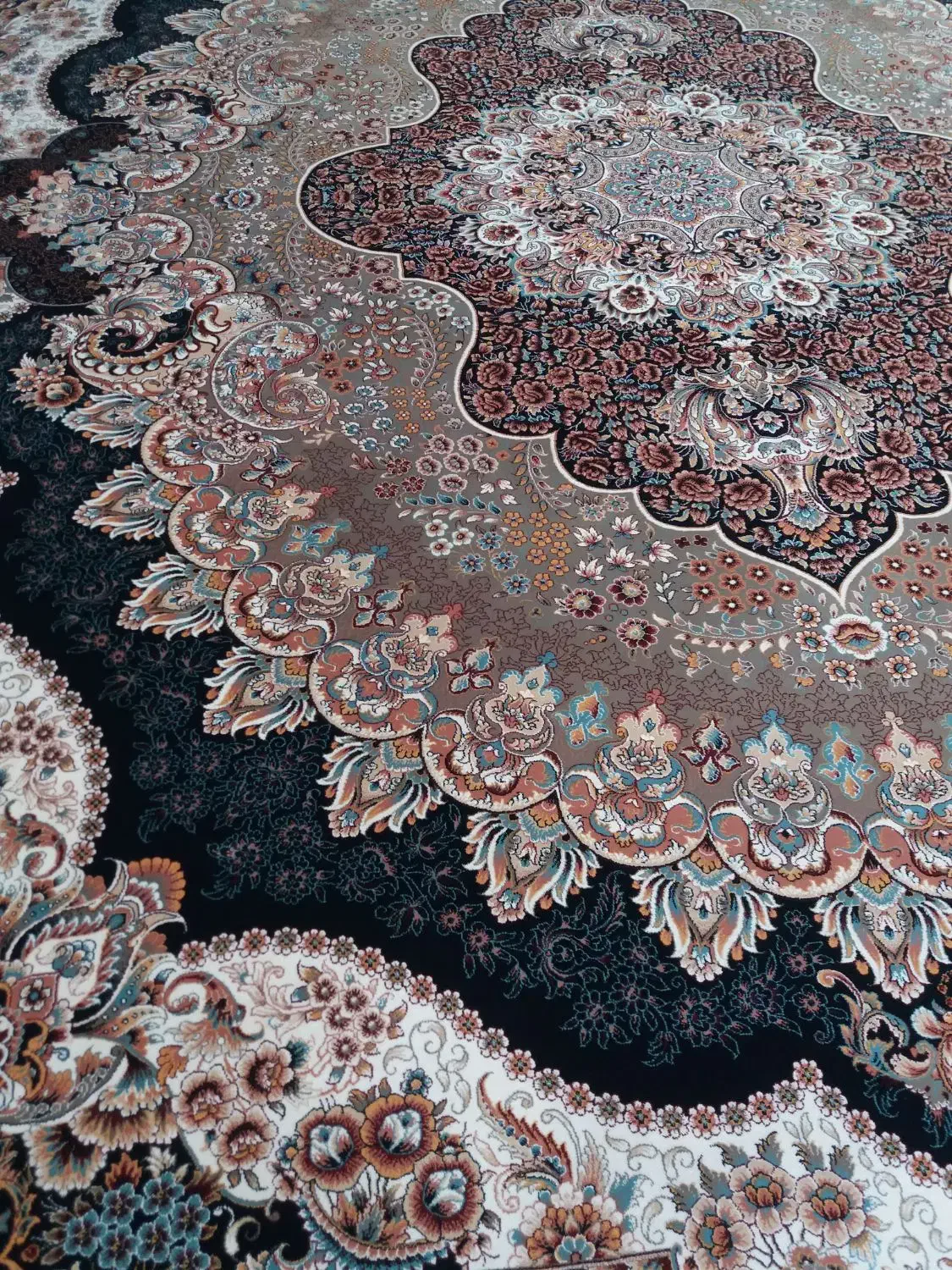 تعداد‌(۵تخته‌فرش‌۷۰۰شانه)تراکم‌۲۵۵۰|فرش|مهاباد (آذربایجان غربی), |دیوار