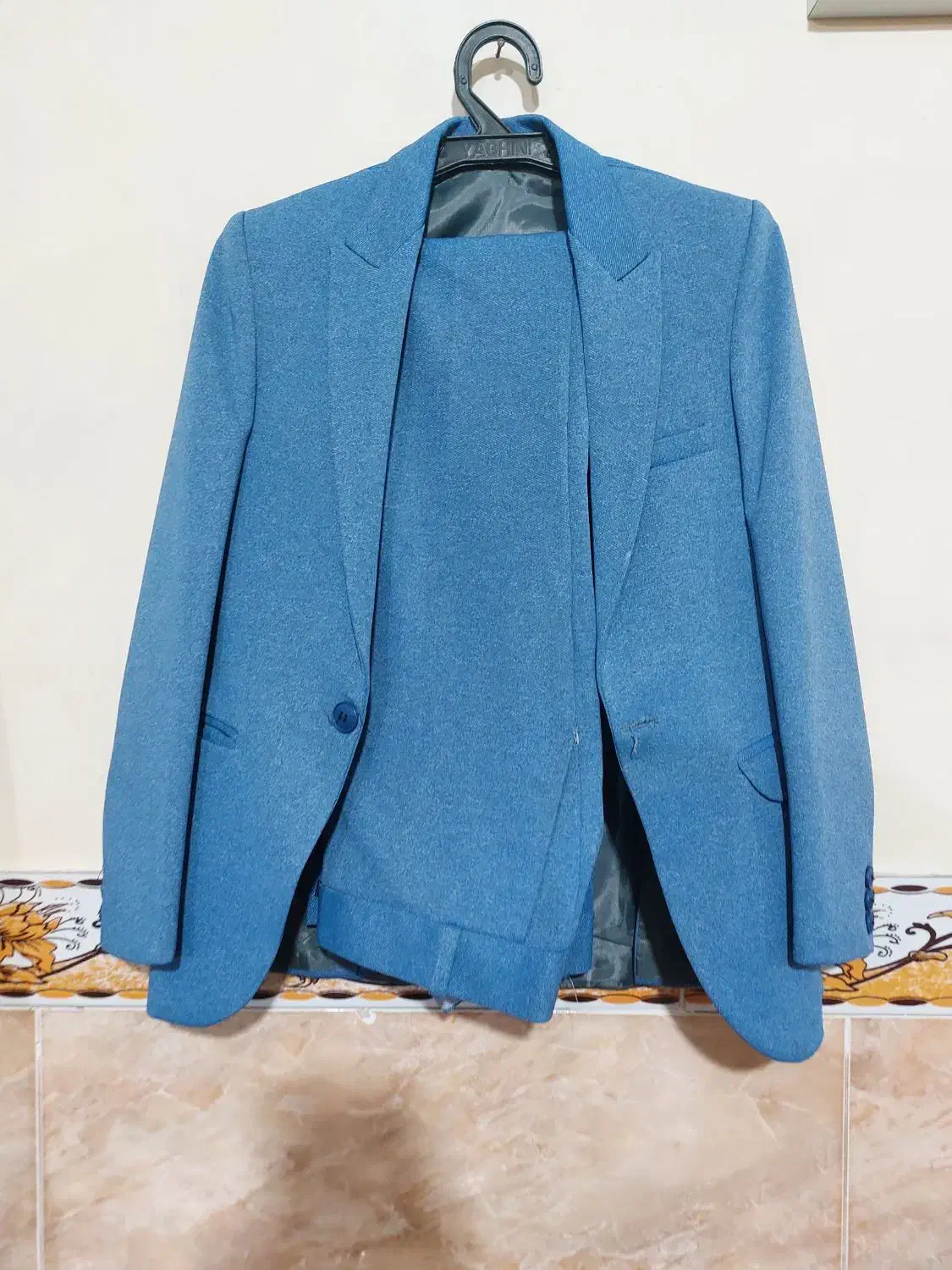 کت و شلوار بچگانه|لباس|رباط‌کریم, رباط‌کریم|دیوار