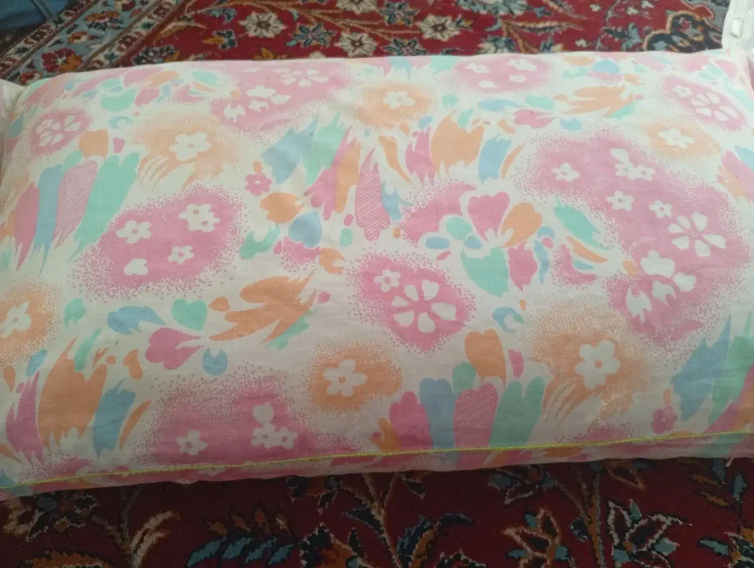 بالش پر|رختخواب، بالش، پتو|باغستان, |دیوار