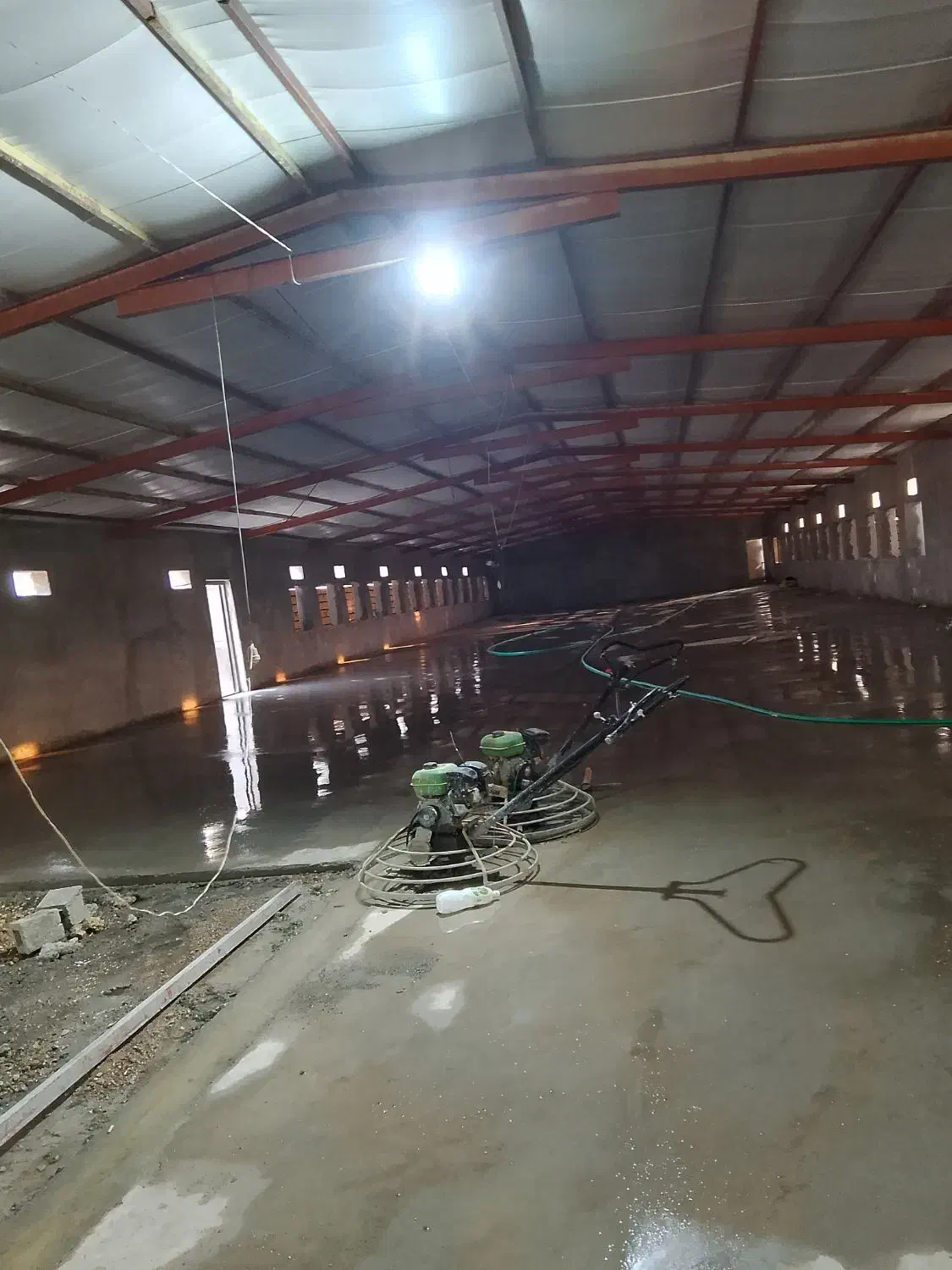 بتن ریزی با ماله پروانه|خدمات پیشه و مهارت|شیراز, شهرک صنعتی|دیوار