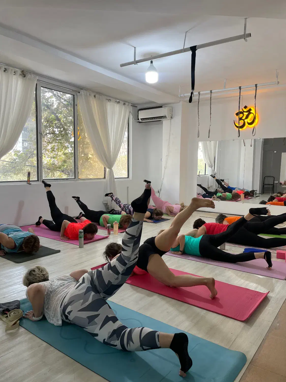 اجاره سانس در باشگاه ورزشی یوگا و هوازی|اجارهٔ کوتاه‌مدت دفتر کار و فضای آموزشی|شیراز, کلاهدوز|دیوار