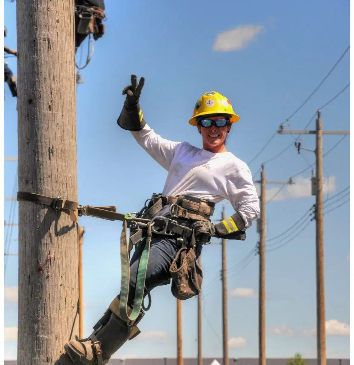 پیچ و رلپلاک وبرق نماسیمان‌کار با طناب بدون داربست|خدمات پیشه و مهارت|هشتگرد, فاز ۳ مهستان|دیوار