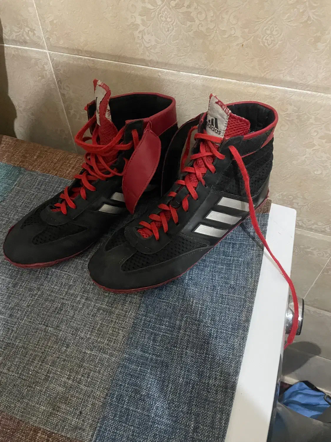 کفش کشتی|کیف، کفش، کمربند|رباط‌کریم, رباط‌کریم|دیوار