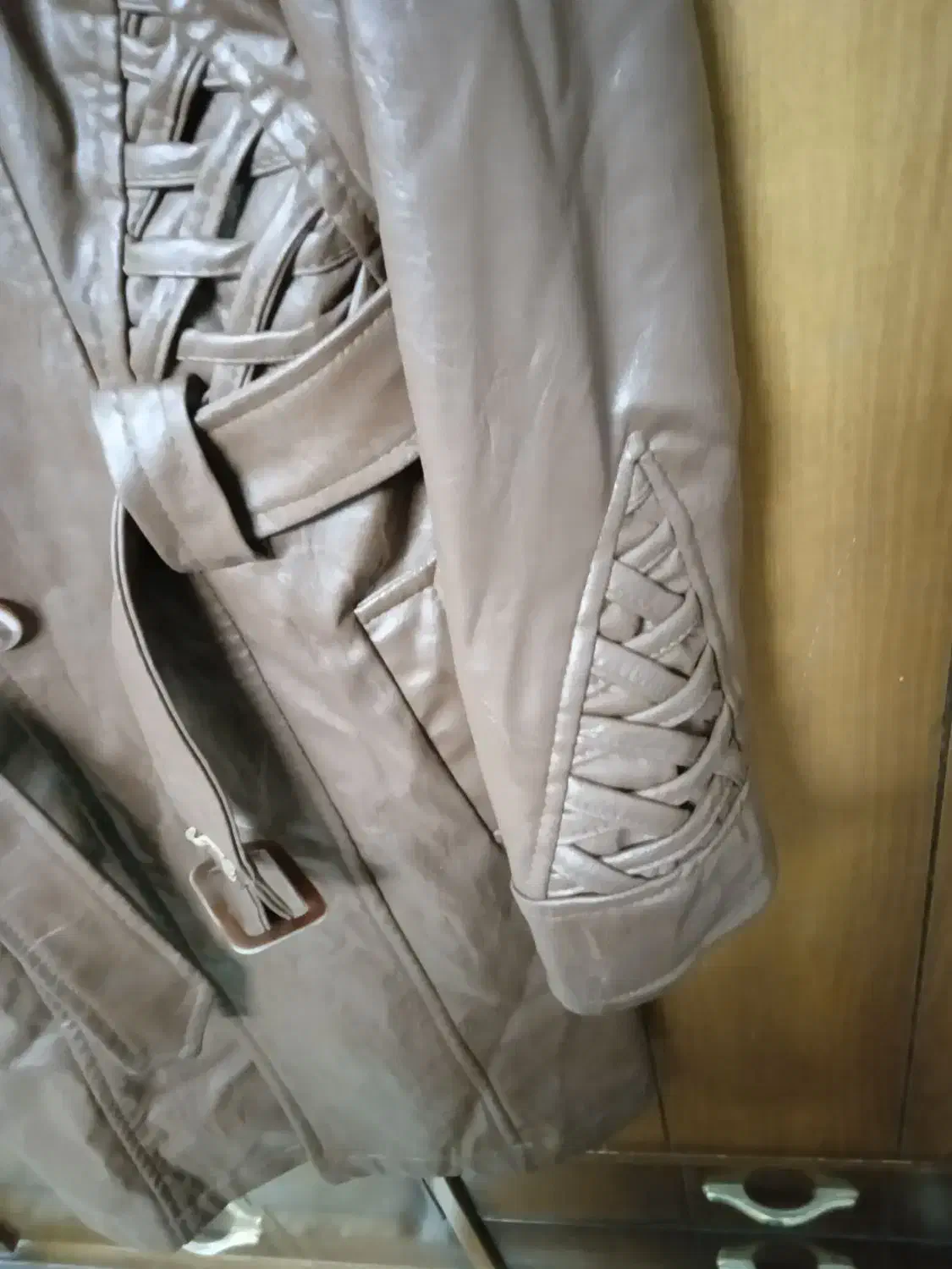 پالتو چرم|لباس|اراک, |دیوار