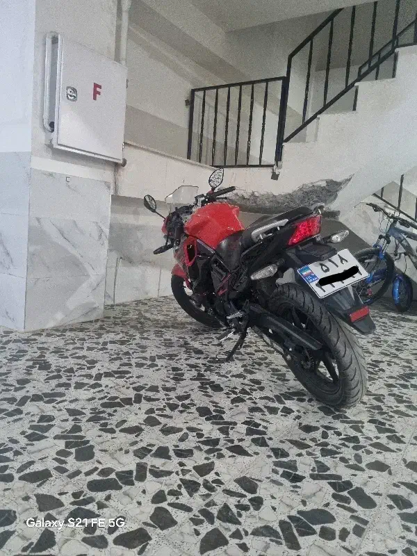 موتور مگلی۲۰۰ مدل۴۰۲ کم کار|موتورسیکلت|صحنه, |دیوار