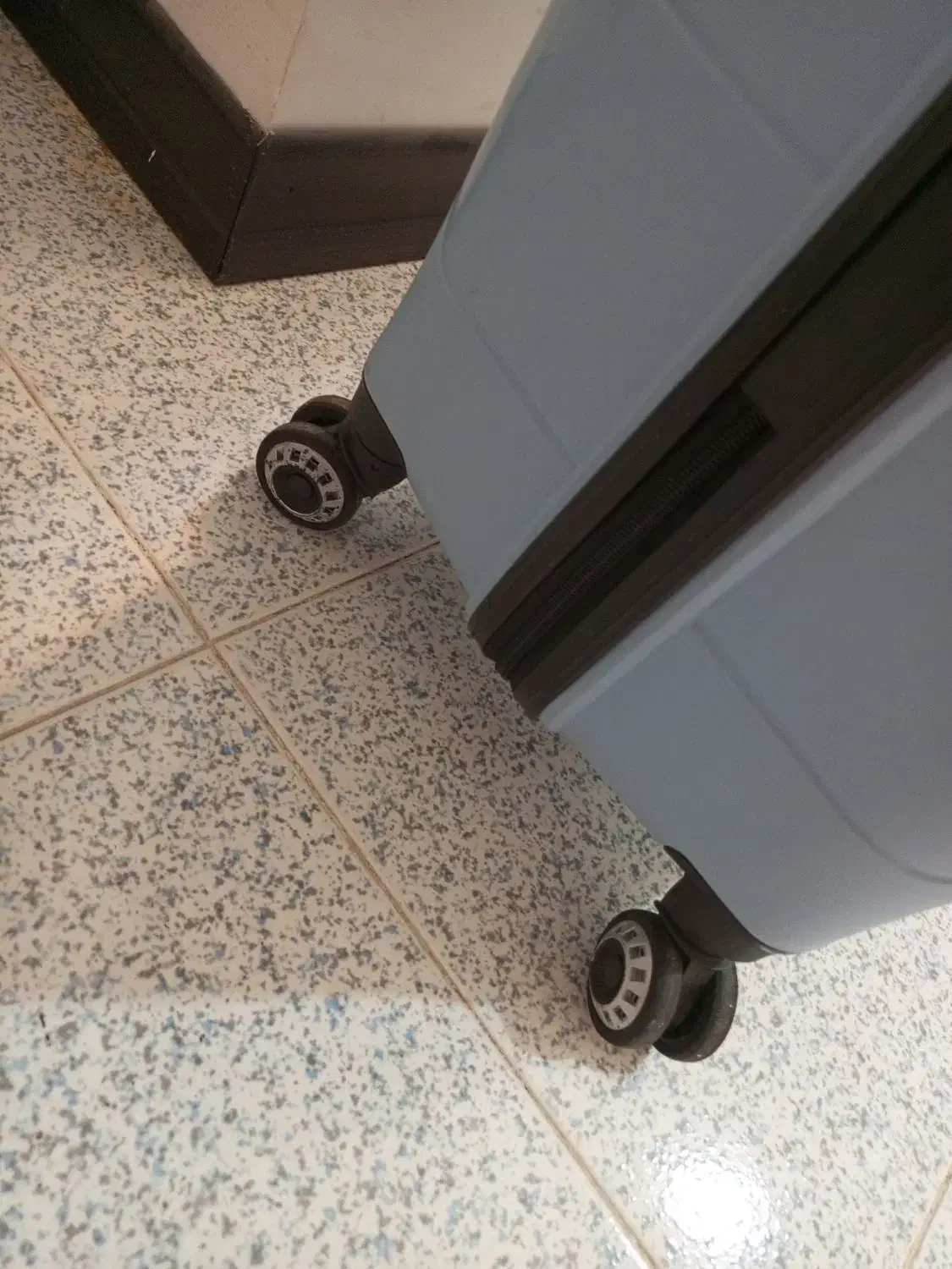 چمدان ۲۸ اینچ|کیف، کفش، کمربند|صدرا-فارس, فاز ۱|دیوار