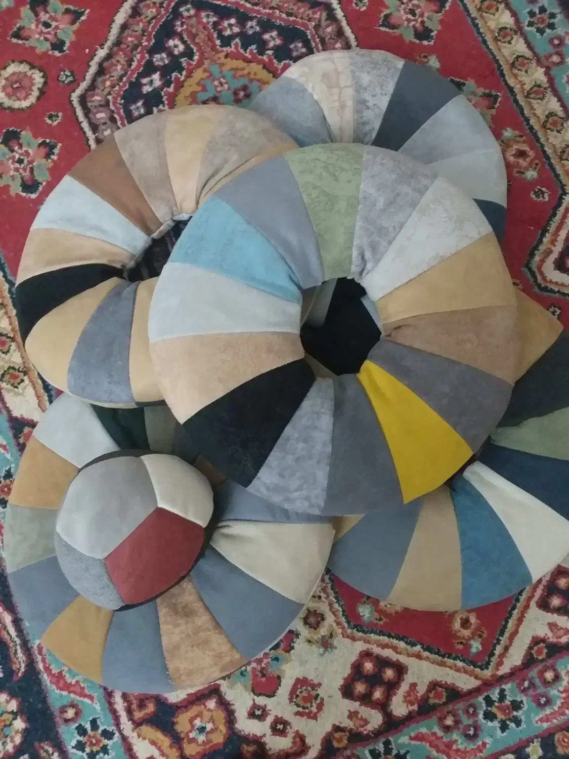 کوسن دوناتی و یک عدد توپ|رختخواب، بالش، پتو|قم, سنگ بند|دیوار