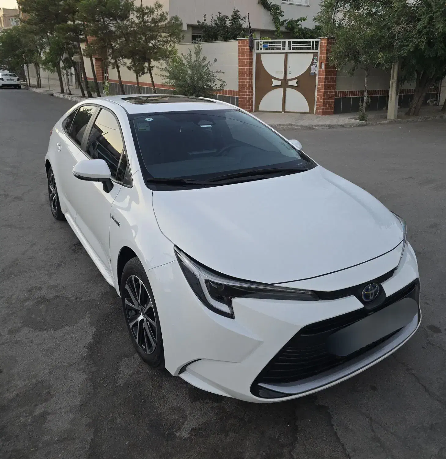 تویوتا لوین ۱۸۰۰ هیبرید بدون رنگ کاکرد ده هزار تا|خودرو سواری و وانت|مشهد, دانشجو|دیوار