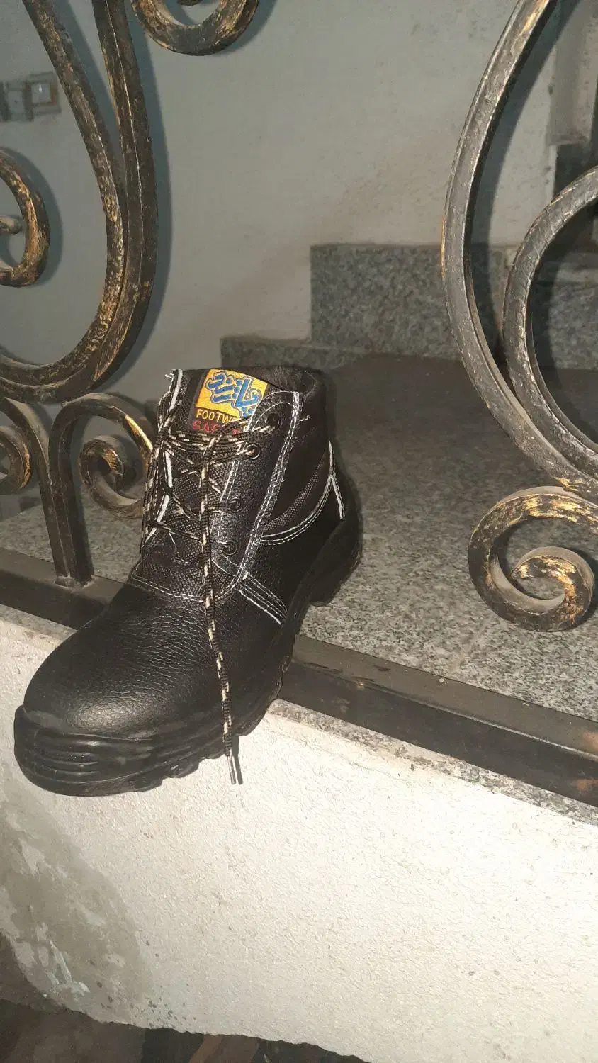 کفش ایمنی|کیف، کفش، کمربند|رشت, فلسطین|دیوار