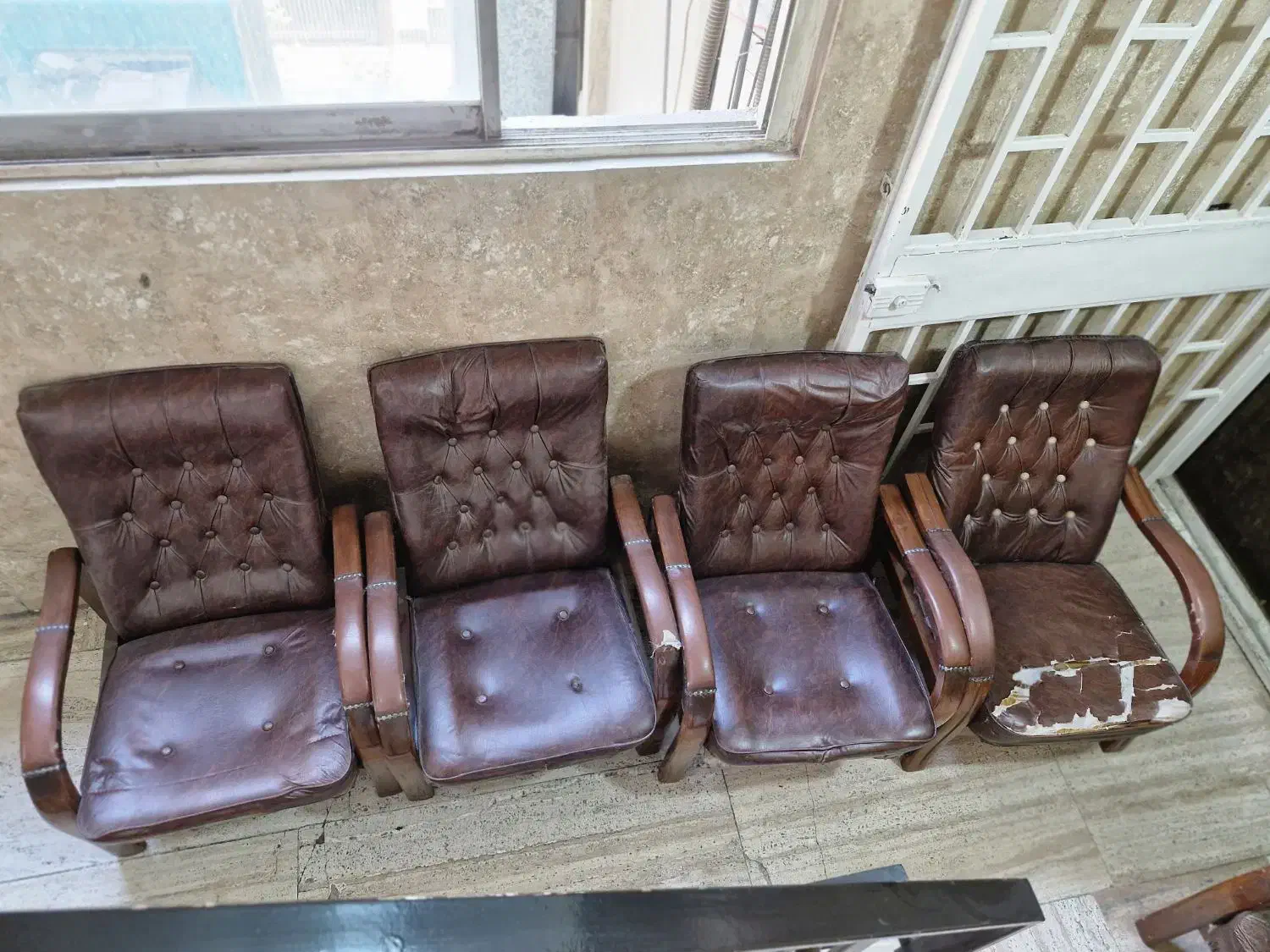 صندلی چوبی|میز و صندلی غذاخوری|تهران, فلسطین (میدان انقلاب)|دیوار