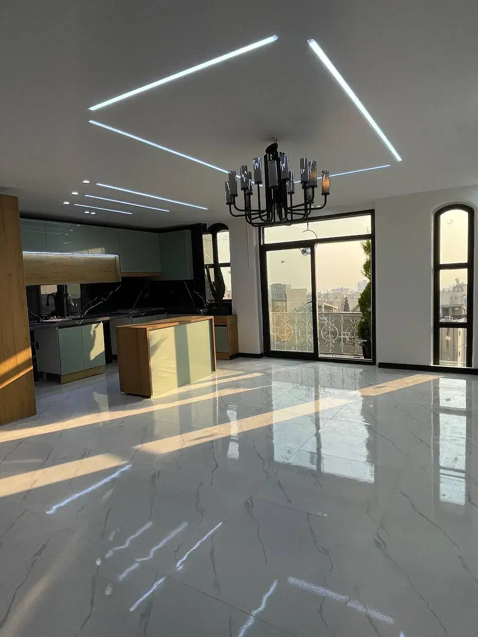 ۱۲۷متر  روبه آفتاب (سالن قدی پرده خور) تکواحدی