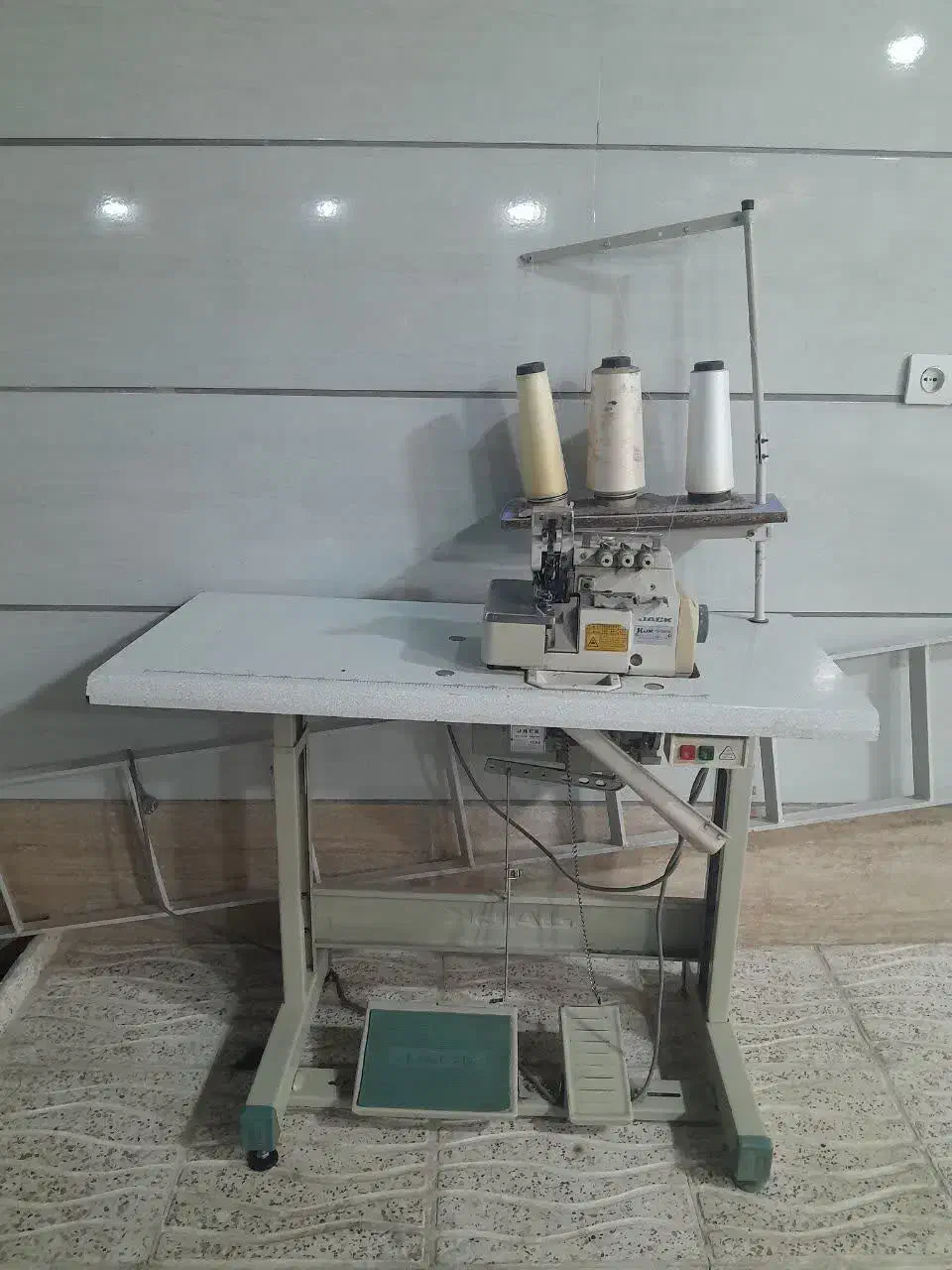 چرخ سر دوز سه نخ|چرخ خیاطی و ریسندگی|بروجرد, |دیوار