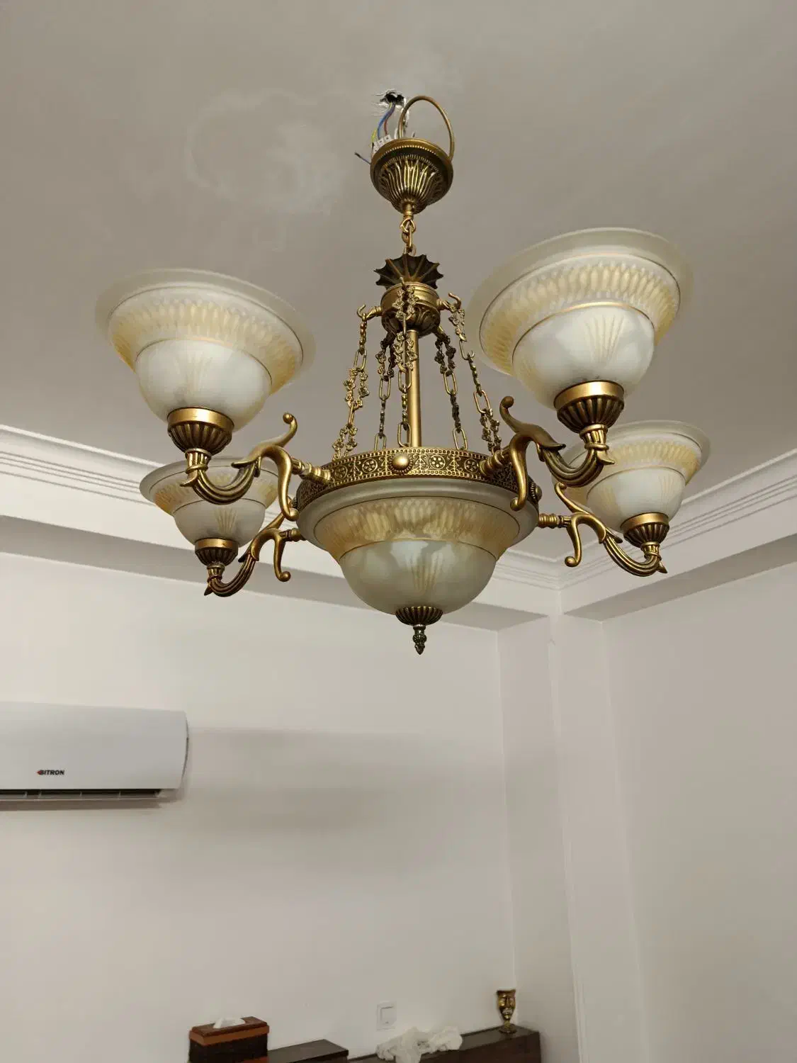 یک جفت لوستر شش شعله|لوستر و چراغ آویز|قم, باغ کرباسی|دیوار