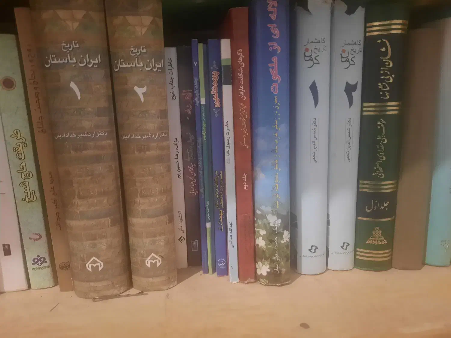 فروش تعدادی کتاب دست دوم|کتاب و مجله تاریخی|کرمان, |دیوار