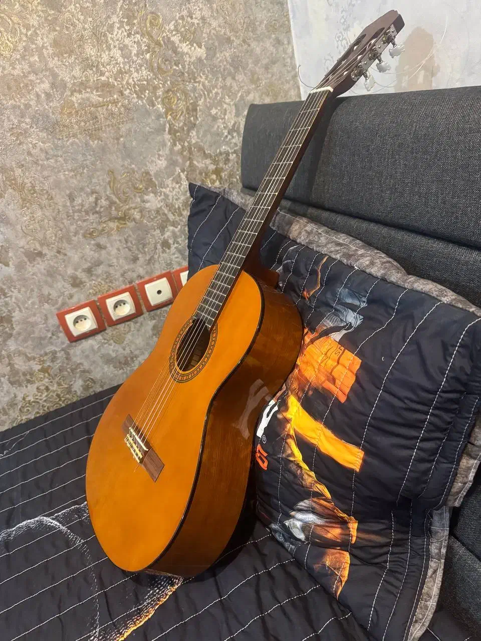 گیتار YAMAHA cs40 اصل اندونزی|گیتار، بیس، امپلیفایر|دوگنبدان, |دیوار