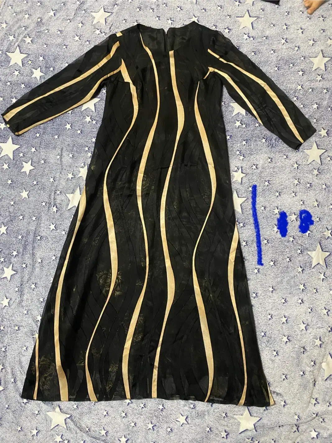 تعدادی لباس زنانه ‌فرم مدرسه پسرانه|لباس|رشت, باهنر|دیوار