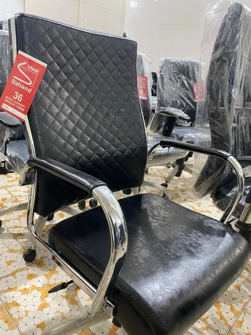 صندلی مدرن نقره ای|دفتر کار|حمیدیا, |دیوار