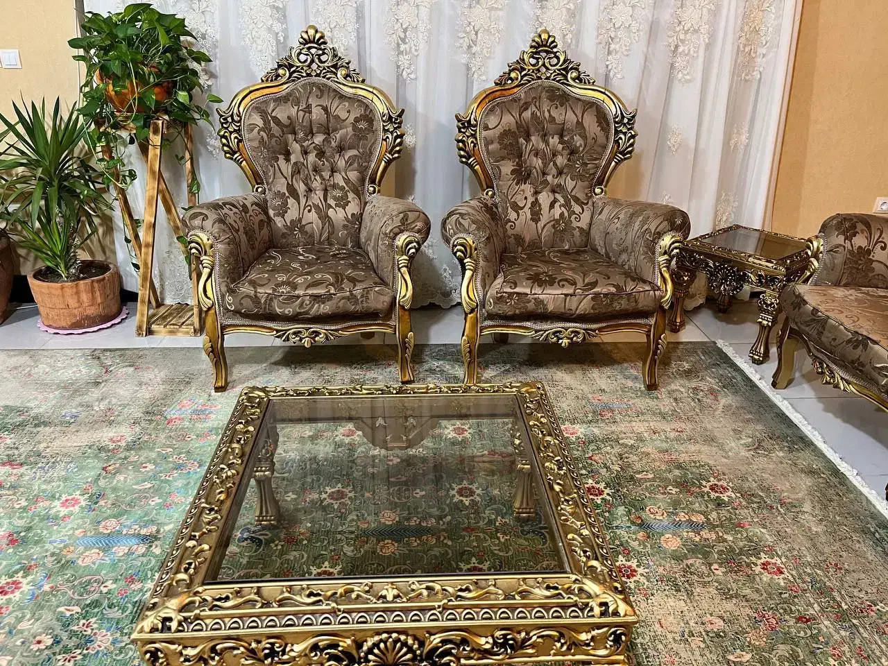 مبل 9 نفری به همراه دو میز و دو عسلی در حد نو...|مبلمان خانگی و میز عسلی|دوگنبدان, |دیوار