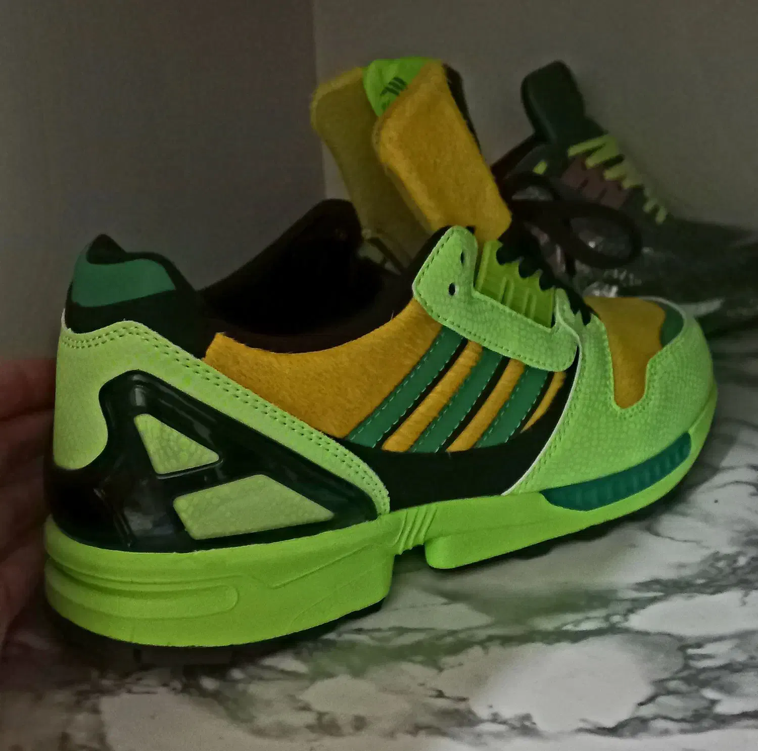 کتونی zx ۴۲|کیف، کفش، کمربند|ری, شهادت|دیوار