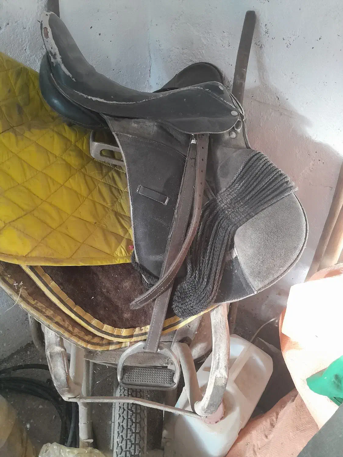 زین|اسب و تجهیزات اسب‌سواری|سبزوار, قصبه غربی|دیوار