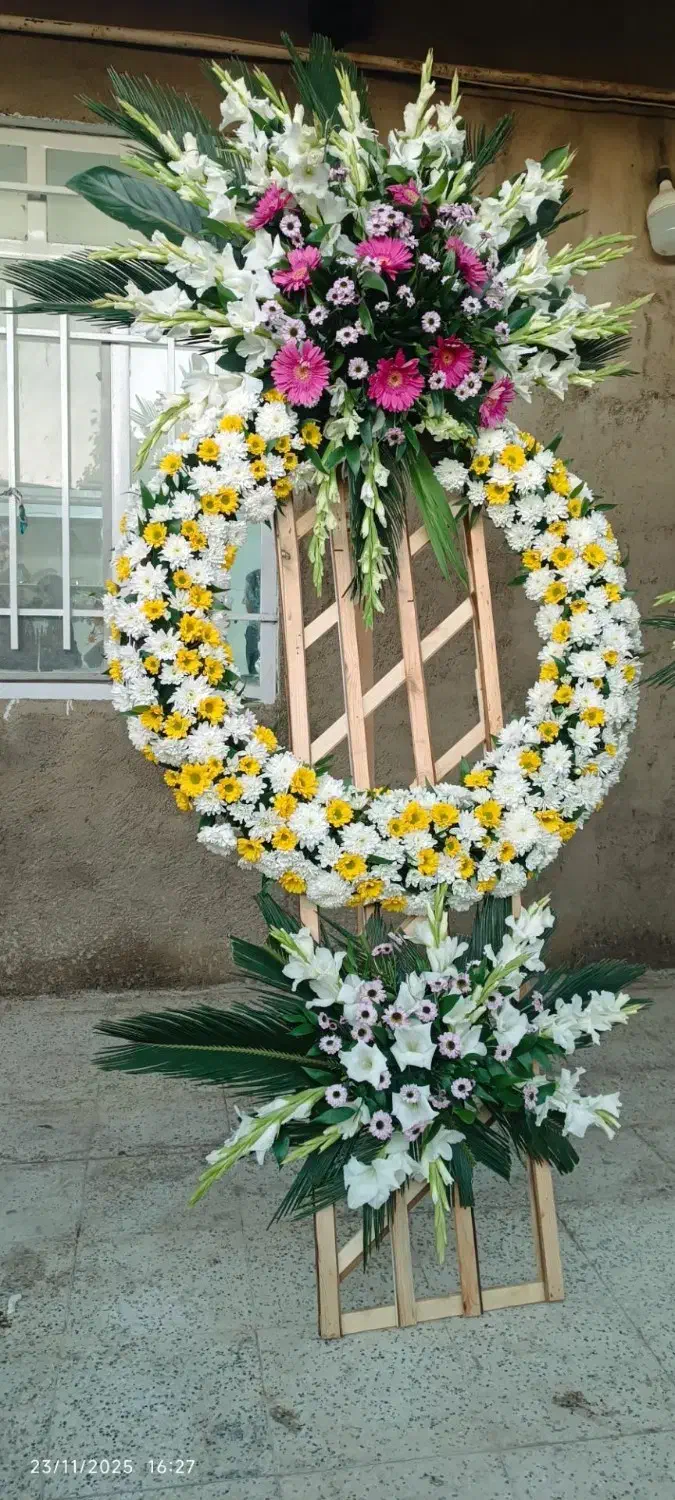 تاج گل مخصوص مراسم مجالس ترحیم و غیره|گل و گیاه طبیعی|زبرخان, |دیوار