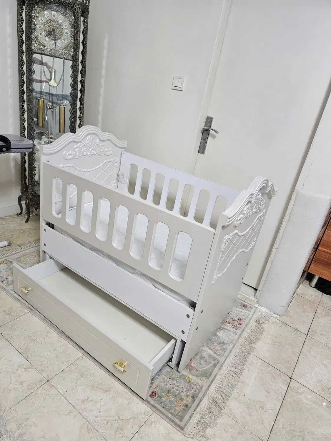 تخت کودک در حد نو با تشک|تخت و صندلی بچه|تهران, سبلان (لشگر)|دیوار