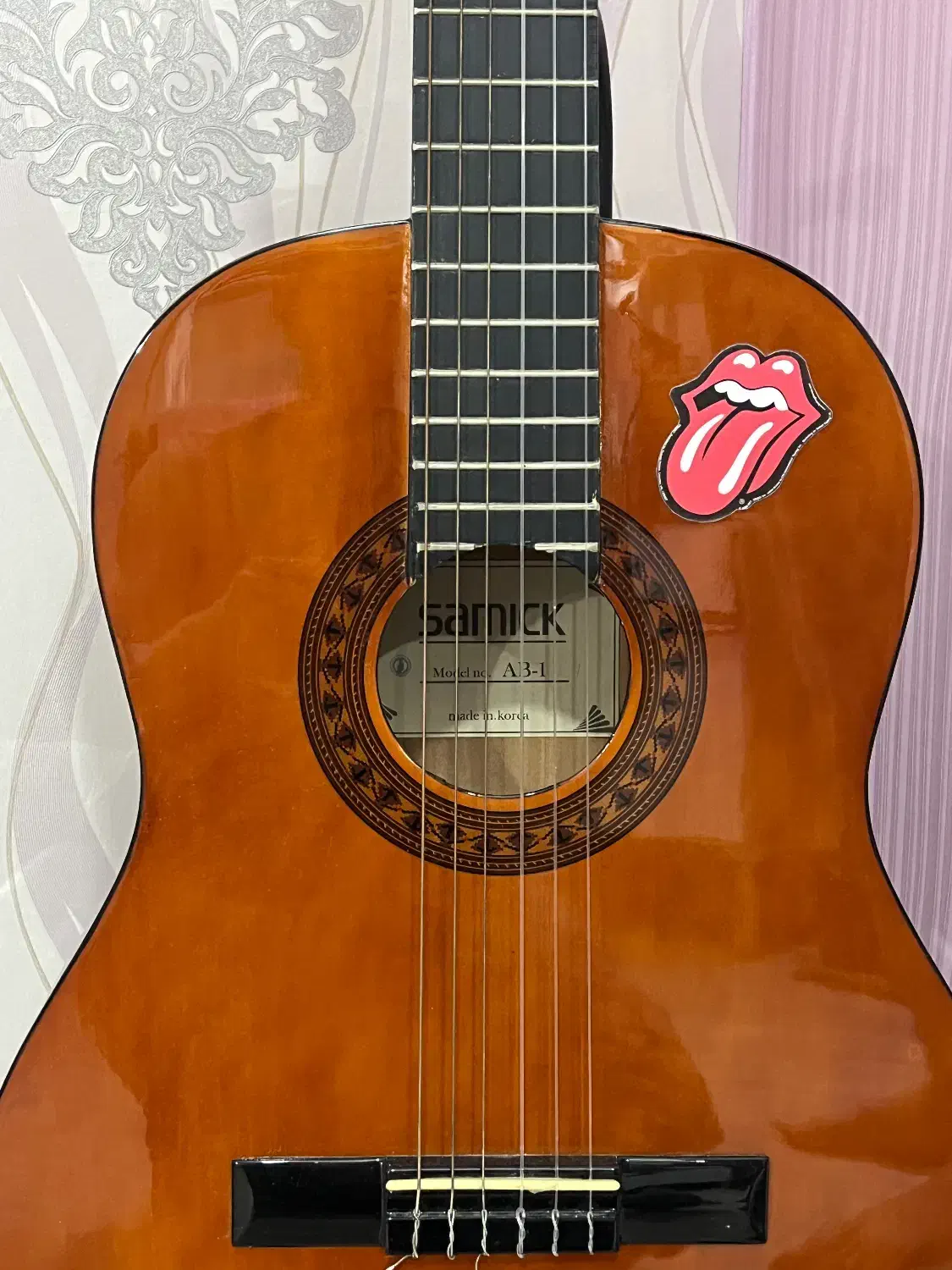 گیتار کلاسیک سمیک|گیتار، بیس، امپلیفایر|همدان, |دیوار