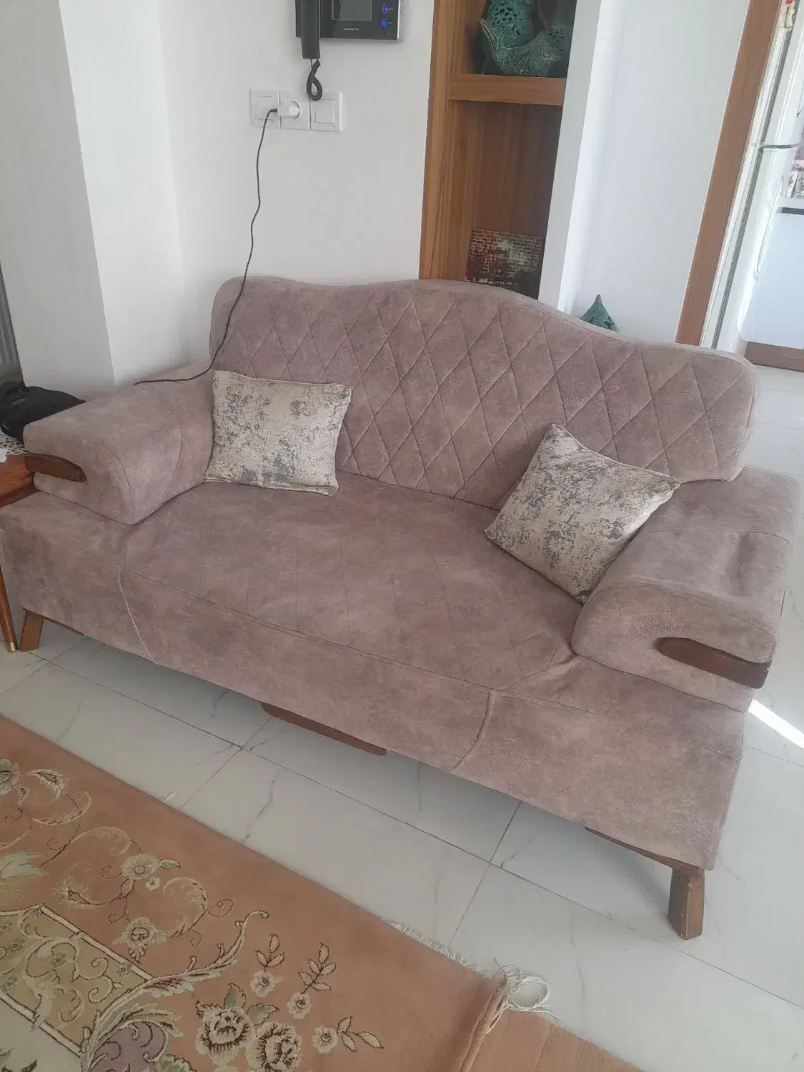 یک دست مبل راحتی تمیز وسالم|مبلمان خانگی و میز عسلی|گلپایگان, |دیوار